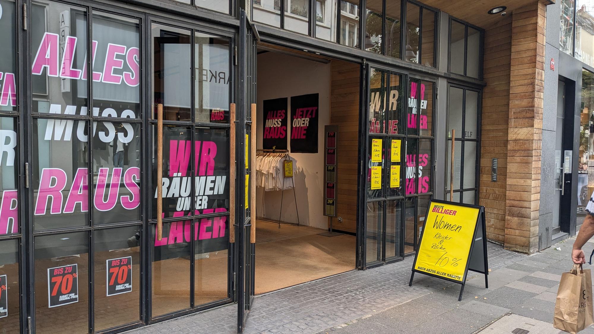 Das Schaufenster von Esprit an der Kölner Ehrenstraße mit Schildern „Wir räumen unser Lager“.