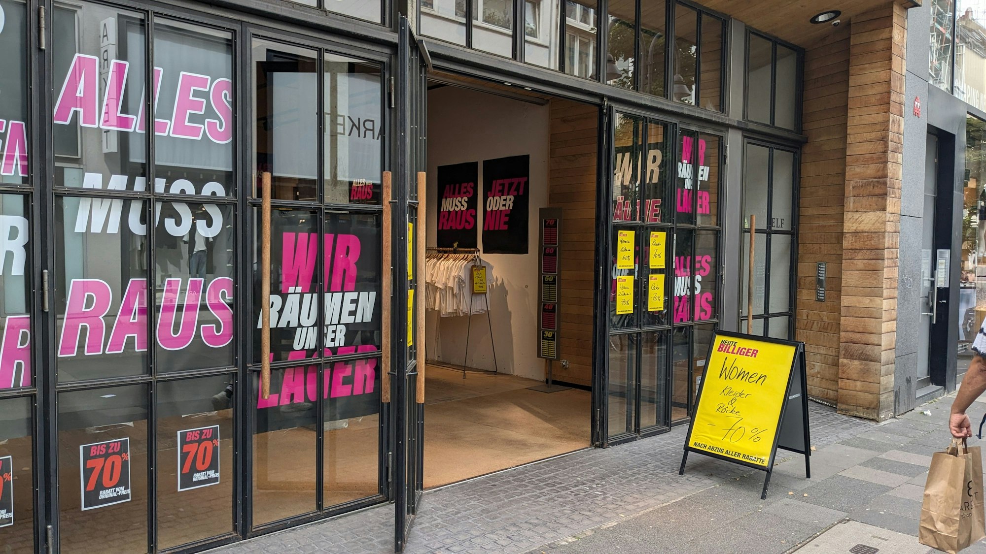 Das Schaufenster von Esprit an der Kölner Ehrenstraße mit Schildern „Wir räumen unser Lager“.