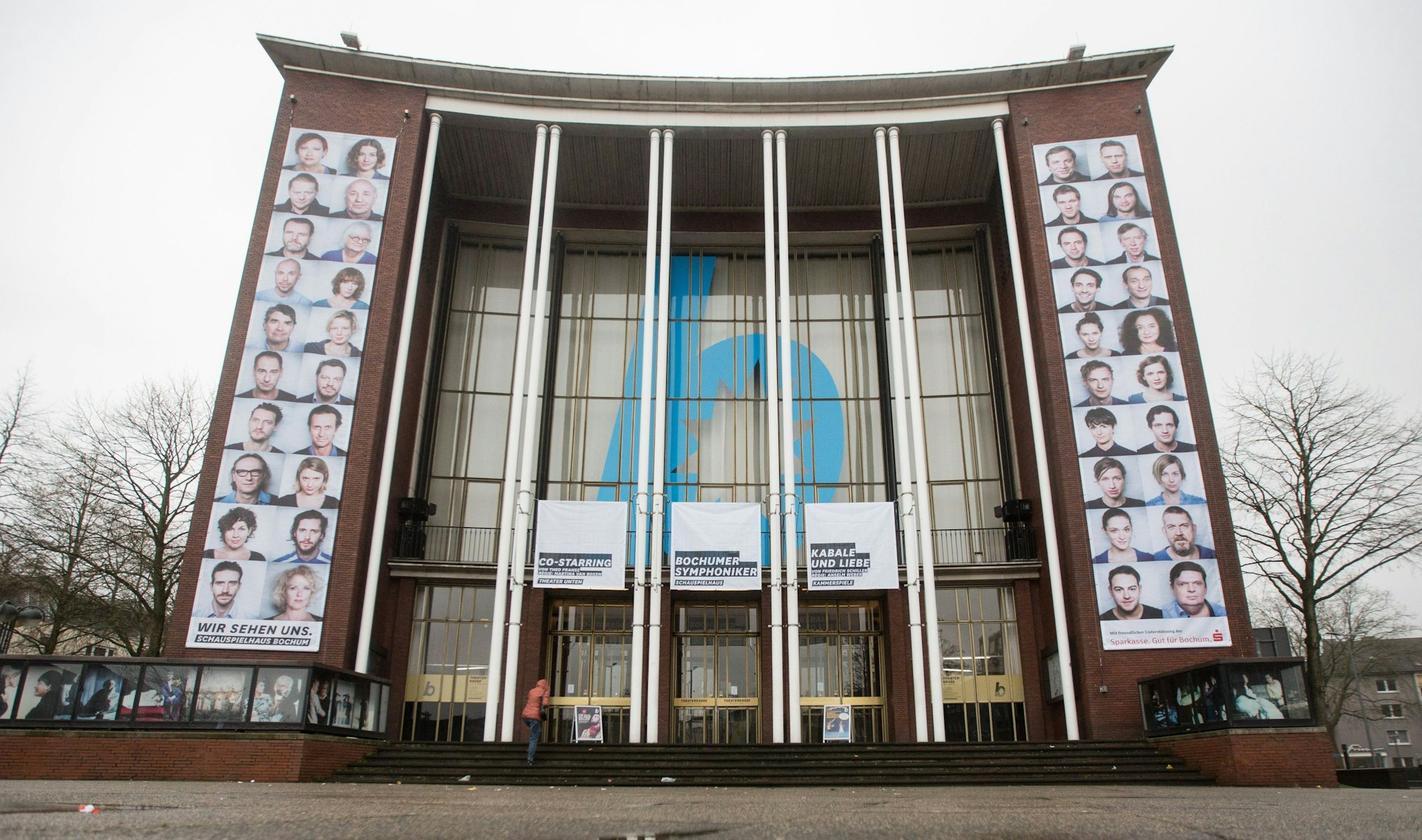 Das Bochumer Schauspielhaus ist frontal zu sehen, mit zwei großen Foto-Bändern an den Seiten.