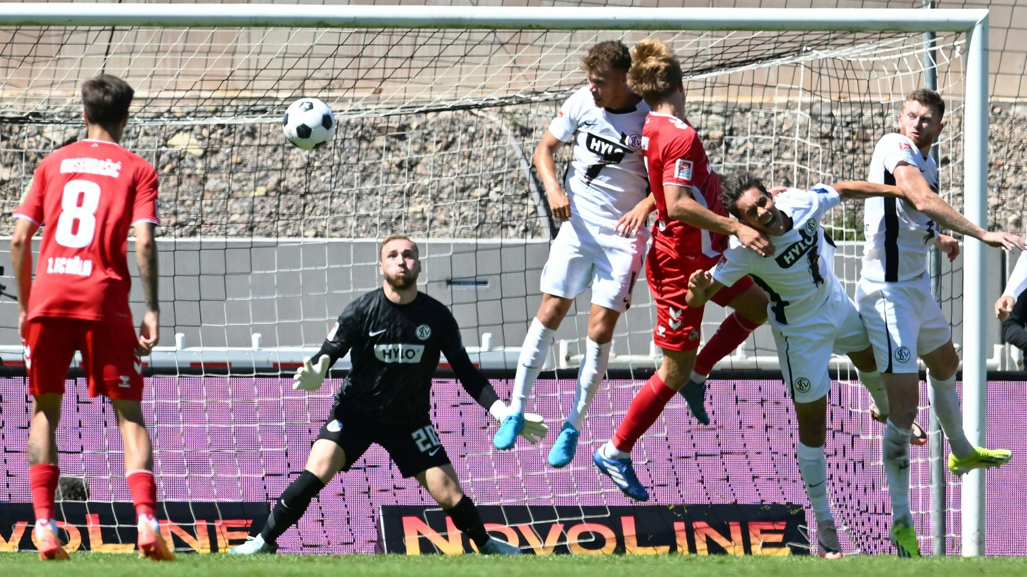 Hübers rettet seiner Mannschaft auf der Baustelle Ursapharm-Arena mit seinem Tor in der 84. Minute das 2:2.