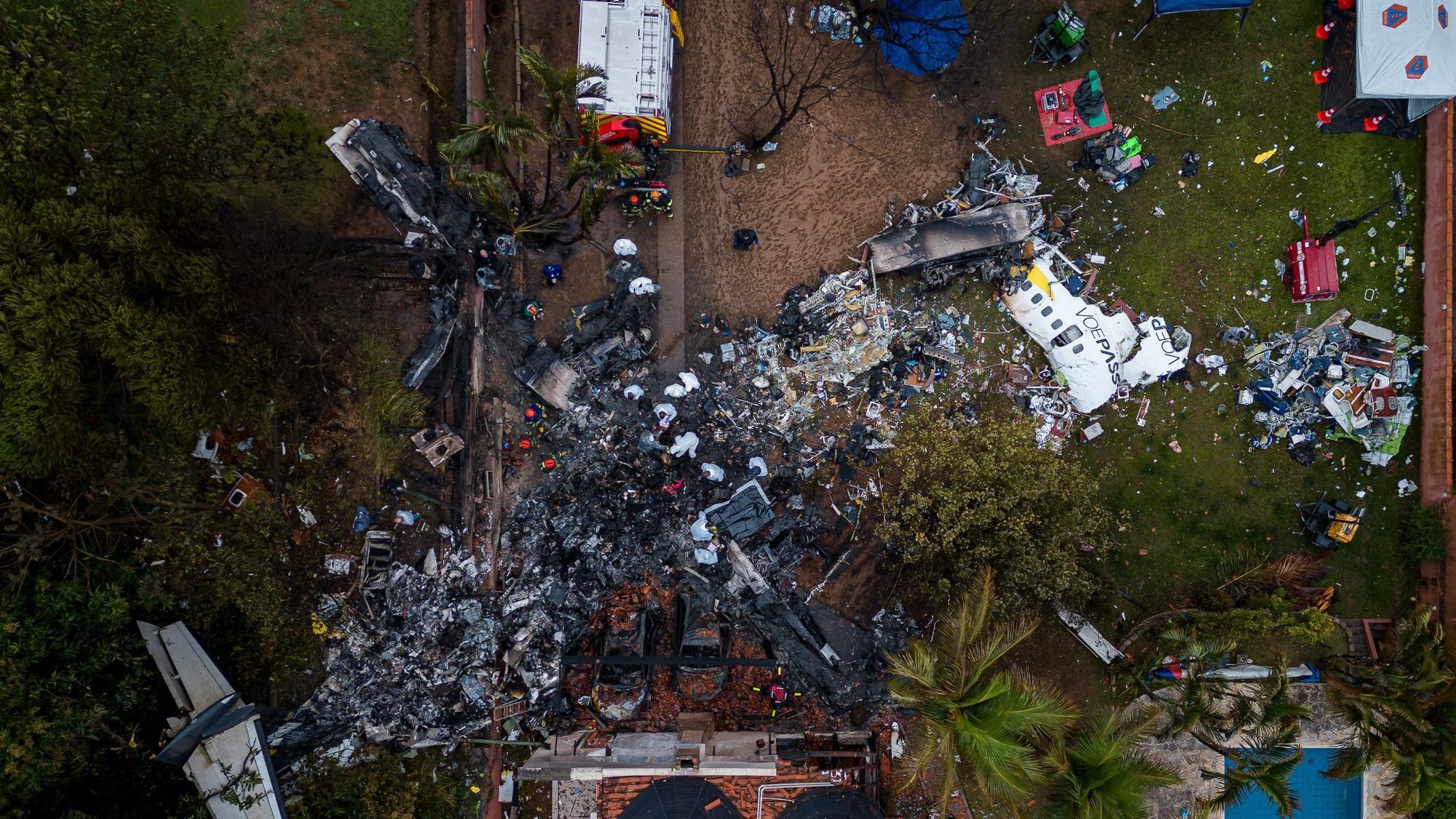Trümmer liegen an der Absturzstelle eines Flugzeugs im brasilianischen Bundesstaat Sao Paulo (Luftaufnahme mit einer Drohne).