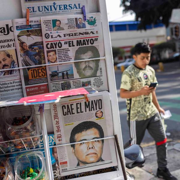Zeitungen an einem mexikanischen Zeitungsstand berichten über die Festnahme des mexikanischen Drogenbosses „El Mayo“.