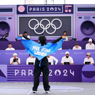 Talash mit dem hellblauen Umhang, der die Aufschrift „Free Afghan Women“ trägt.