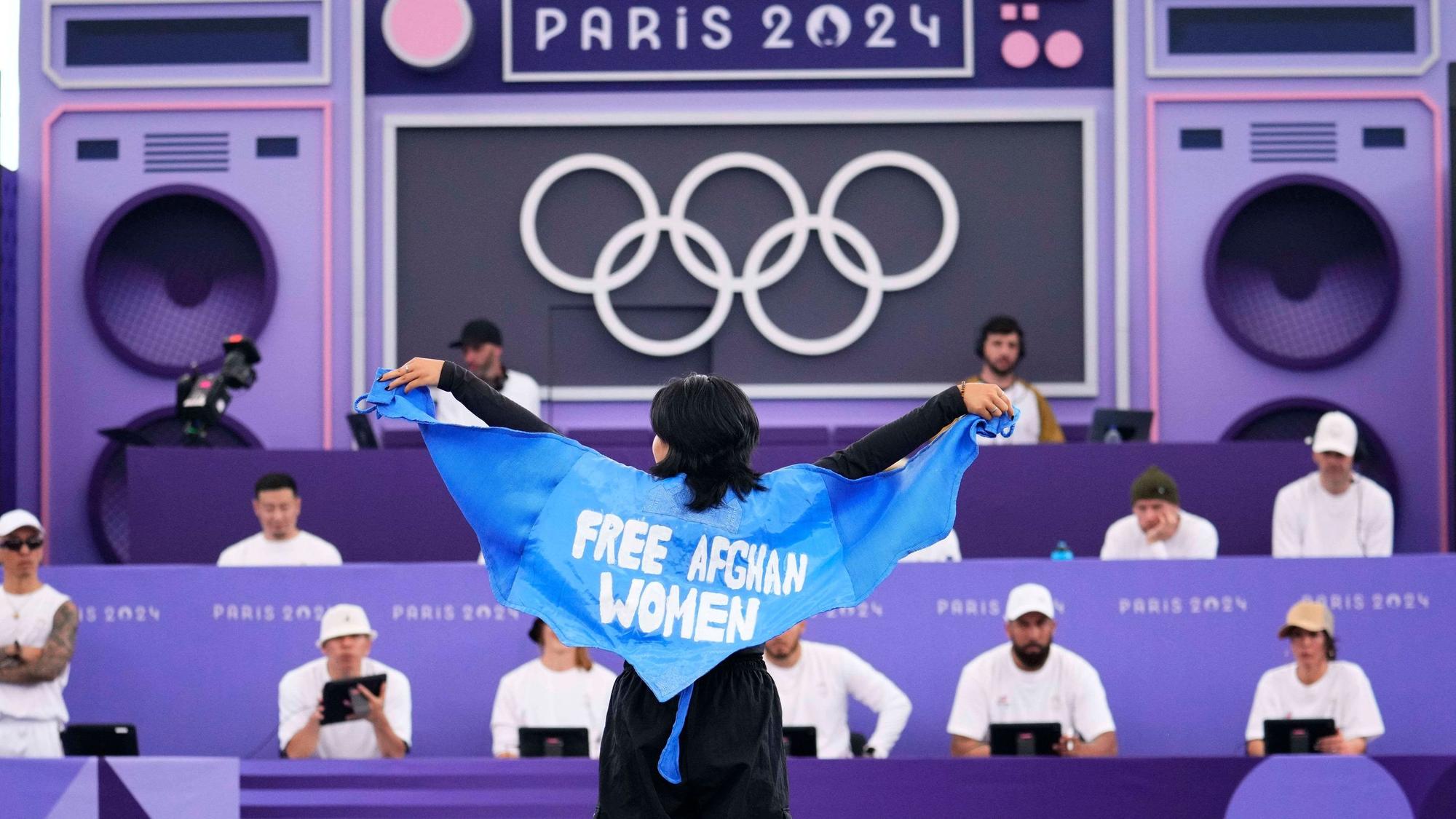 Talash mit dem hellblauen Umhang, der die Aufschrift „Free Afghan Women“ trägt.