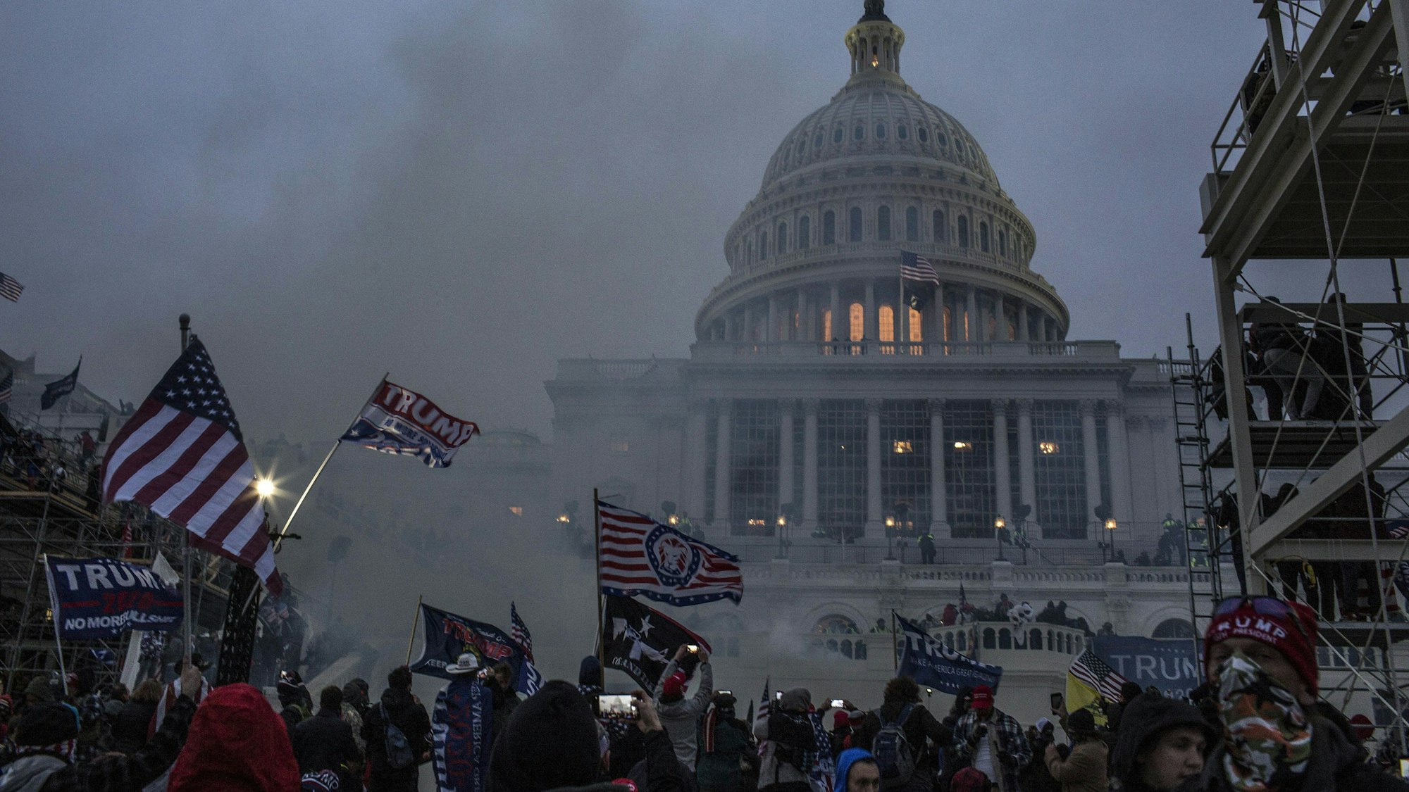 Sicherheitskräfte setzen Tränengas ein, nachdem Unterstützer von US-Präsident Trump das Kapitolgebäude gestürmt haben. (Archivbild)