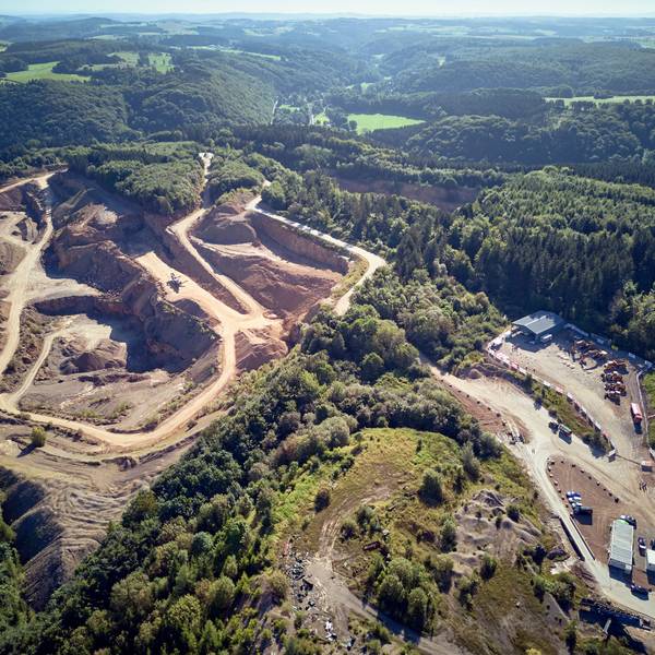Blick aus der Vogelperspektive auf den Nordbruch, in dem zurzeit der Kalkstein abgebaut wird.