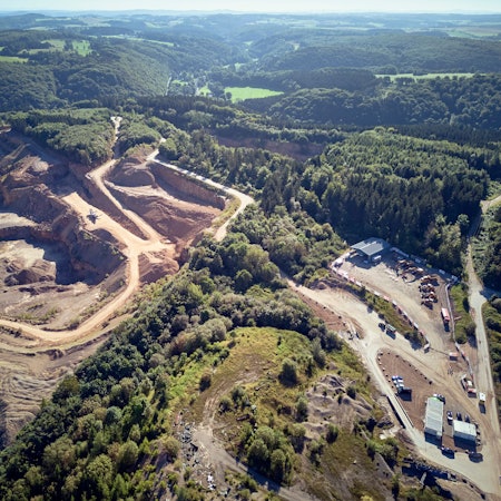 Blick aus der Vogelperspektive auf den Nordbruch, in dem zurzeit der Kalkstein abgebaut wird.