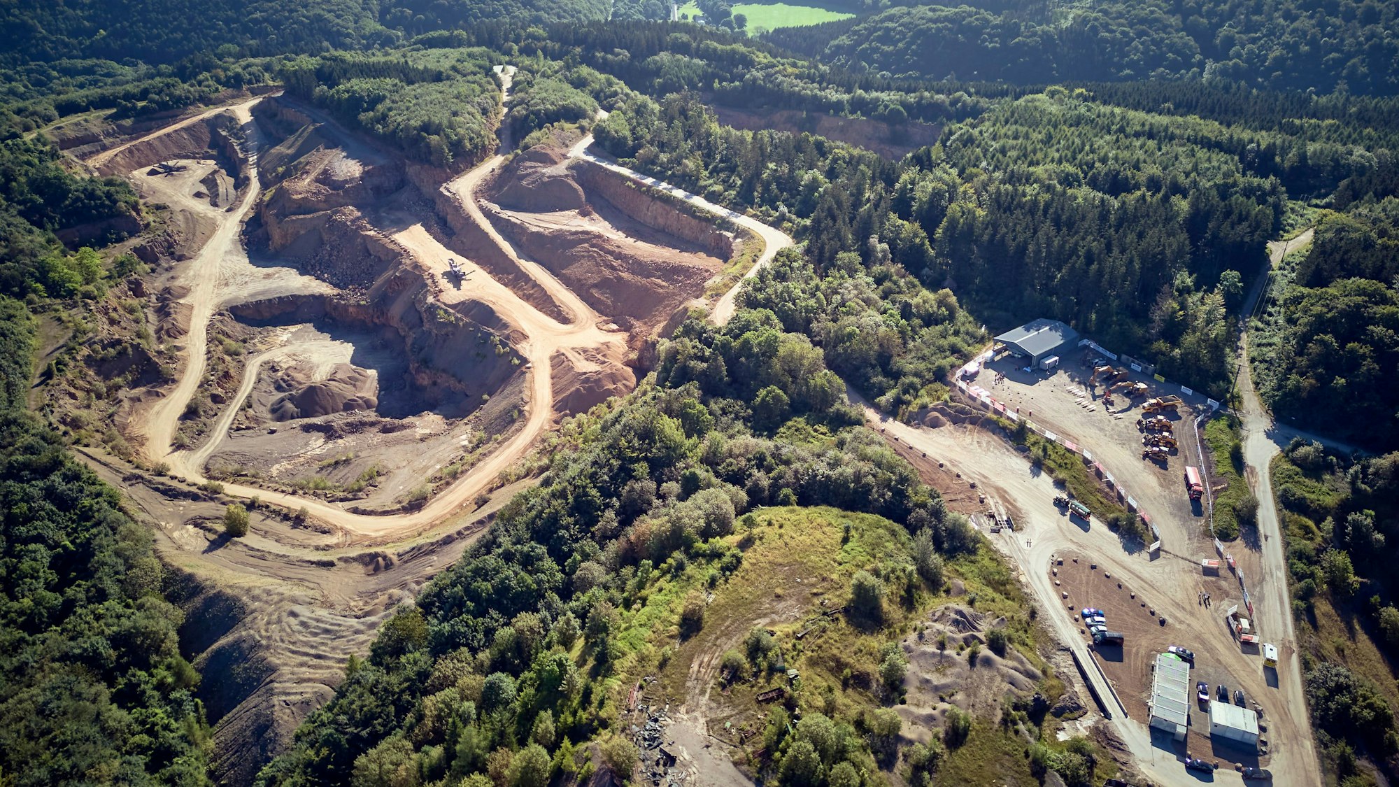 Blick aus der Vogelperspektive auf den Nordbruch, in dem zurzeit der Kalkstein abgebaut wird.