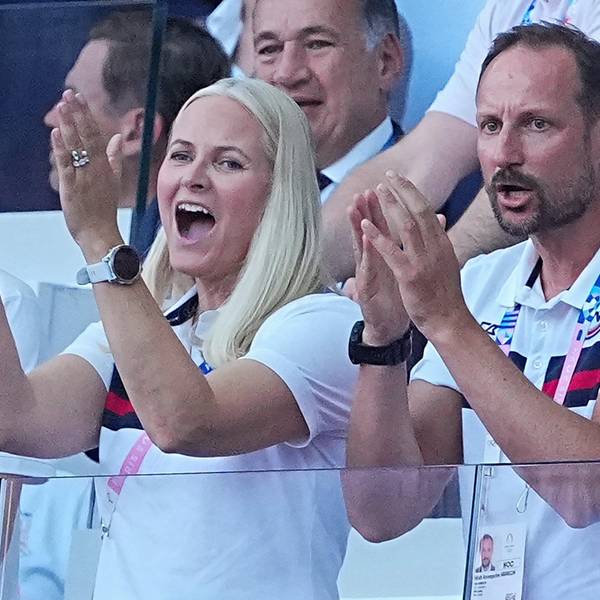 Der norwegische Kronprinz Haakon und seine Frau Mette-Marit applaudieren während der Leichtathletik-Wettkämpfe für die Olympischen Spiele Paris 2024 im Stade de France in Saint-Denis, Frankreich, dem 5.000-Meter-Finale der Männer, bei dem der Norweger Ingebrigtsen die Goldmedaille gewinnt.