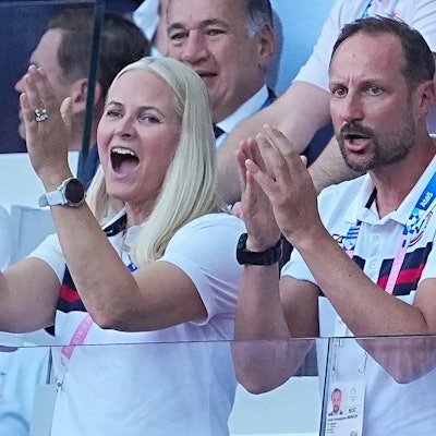Der norwegische Kronprinz Haakon und seine Frau Mette-Marit applaudieren während der Leichtathletik-Wettkämpfe für die Olympischen Spiele Paris 2024 im Stade de France in Saint-Denis, Frankreich, dem 5.000-Meter-Finale der Männer, bei dem der Norweger Ingebrigtsen die Goldmedaille gewinnt.