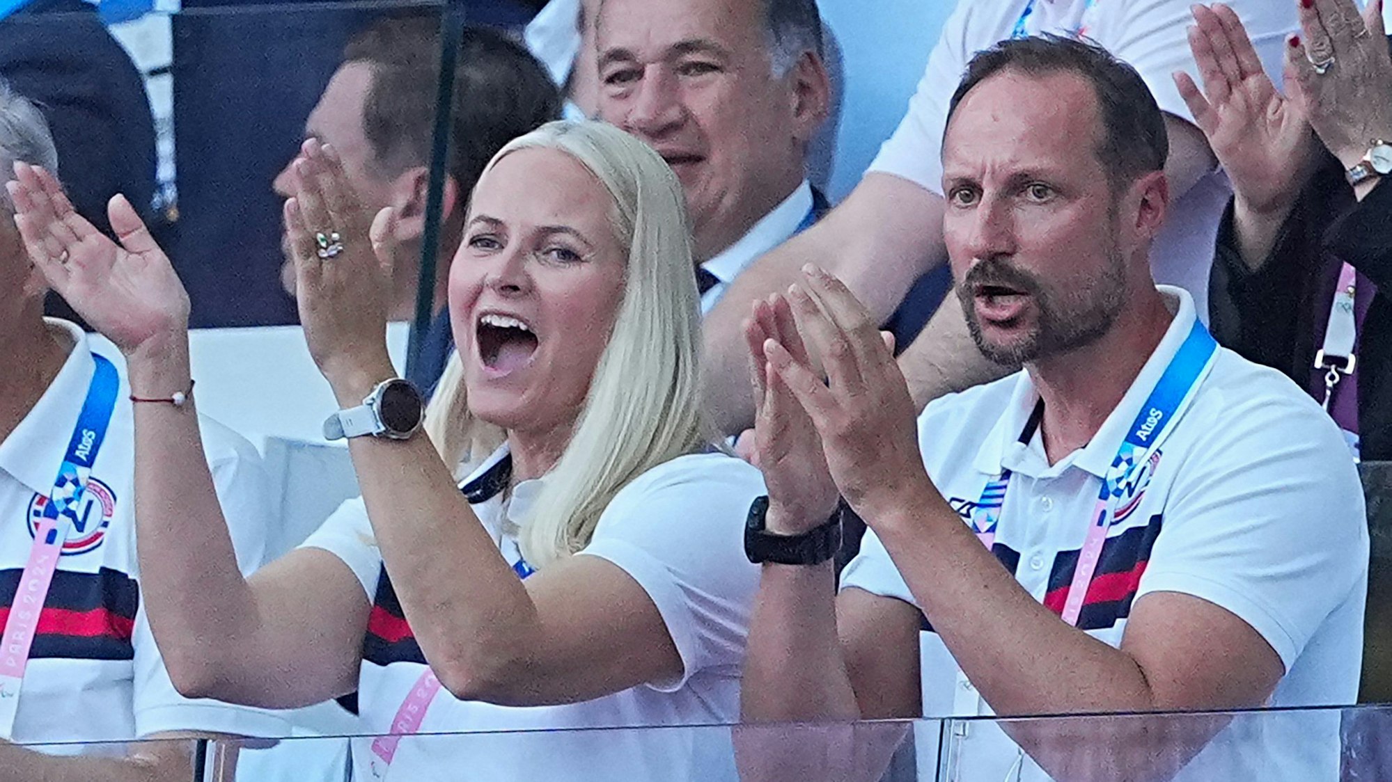 Der norwegische Kronprinz Haakon und seine Frau Mette-Marit applaudieren während der Leichtathletik-Wettkämpfe für die Olympischen Spiele Paris 2024 im Stade de France in Saint-Denis, Frankreich, dem 5.000-Meter-Finale der Männer, bei dem der Norweger Ingebrigtsen die Goldmedaille gewinnt.
