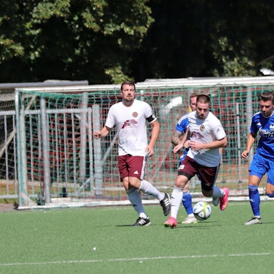 Lommersums Lukas Goetz treibt den Ball in Richtung gegnerische Hälfte.
