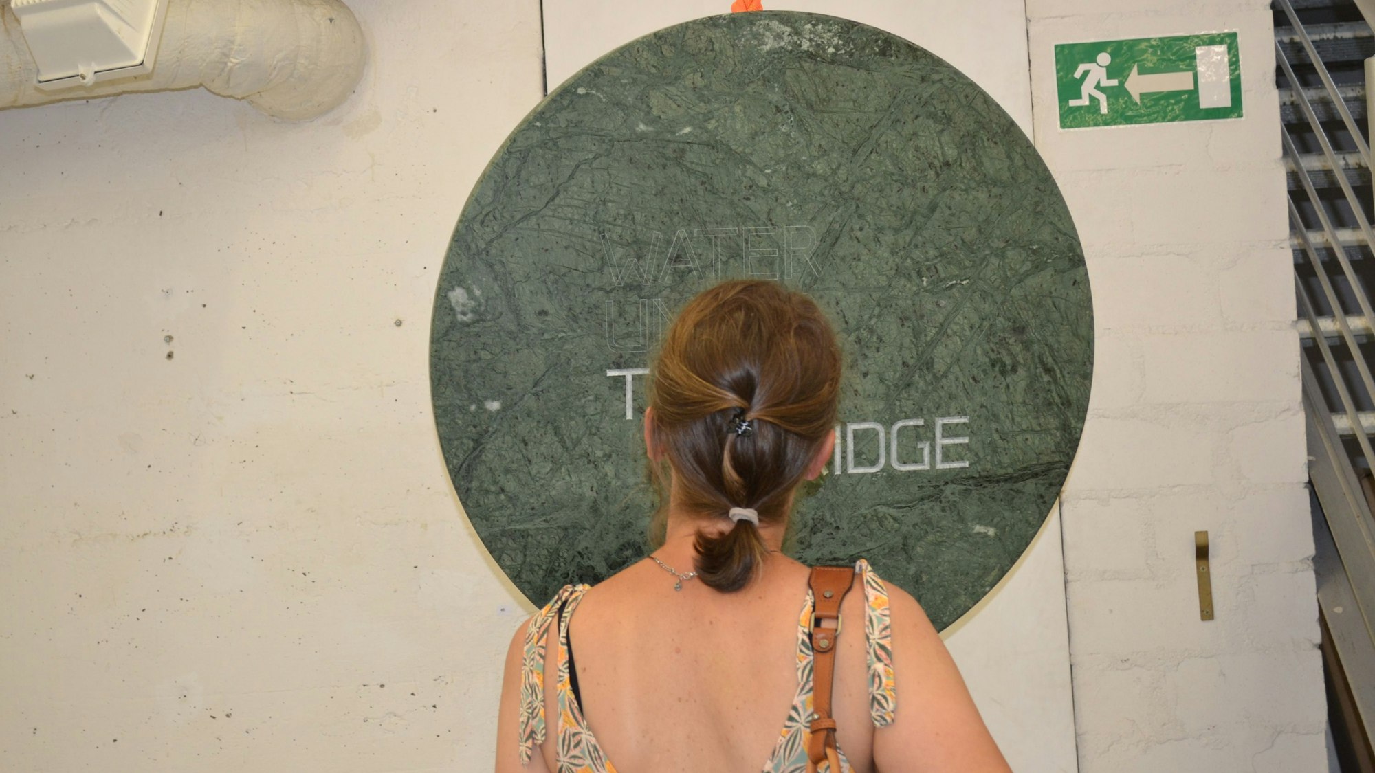 Studierende der Kunstakademie Düsseldorf stellen unter dem Motto „Notes from the underground“ in Siegburg aus.
Die Arbeiten von Luis Romero sorgten für viel Aufmerksamkeit. Eine Frau steht vor einer grünen, runden Scheibe.