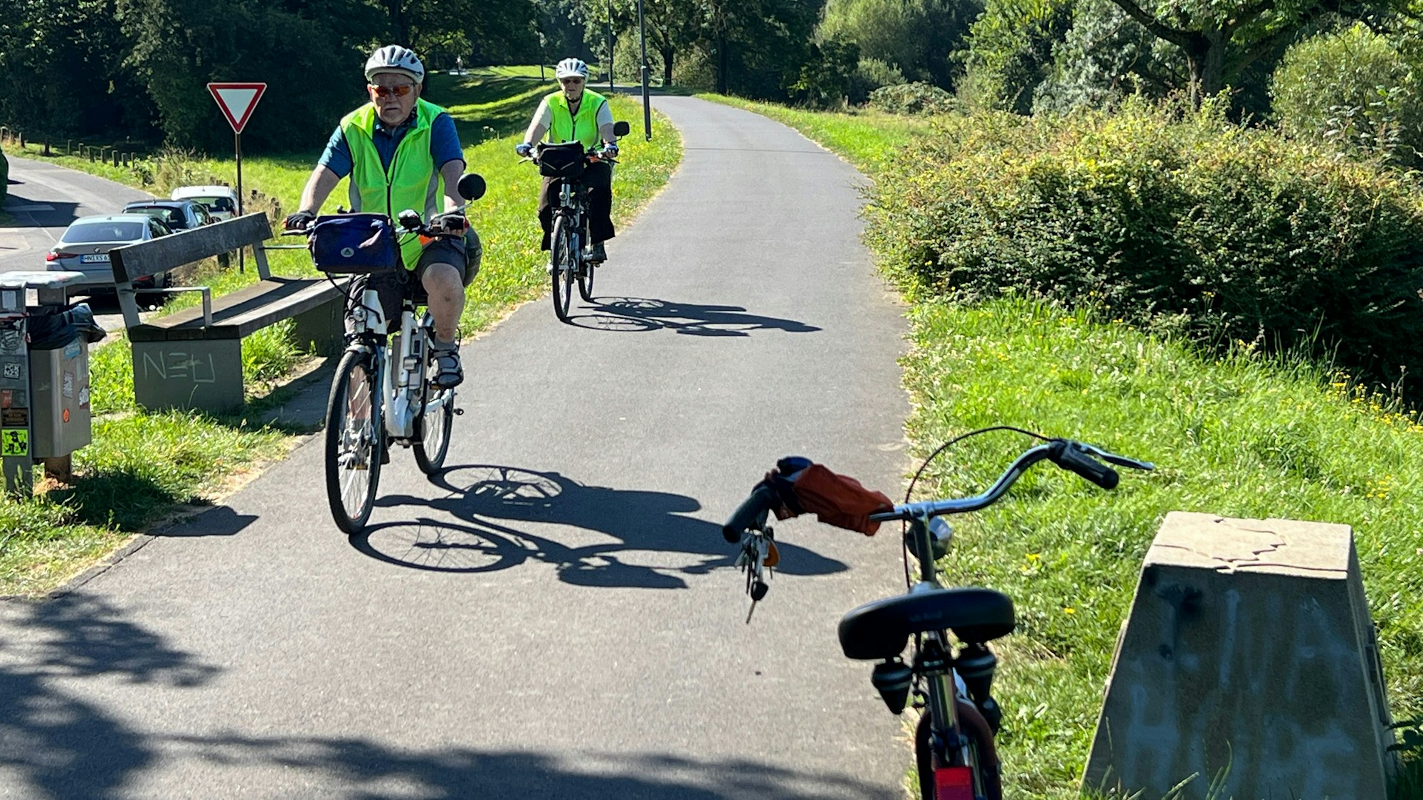 Die Rad-Komfort-Route soll nach Meinung der Verwaltung auf dem Deich an der Dhünn verlaufen. Dafür müsste die Deichkrone und damit der gesamte Deich verbreitet werden.
