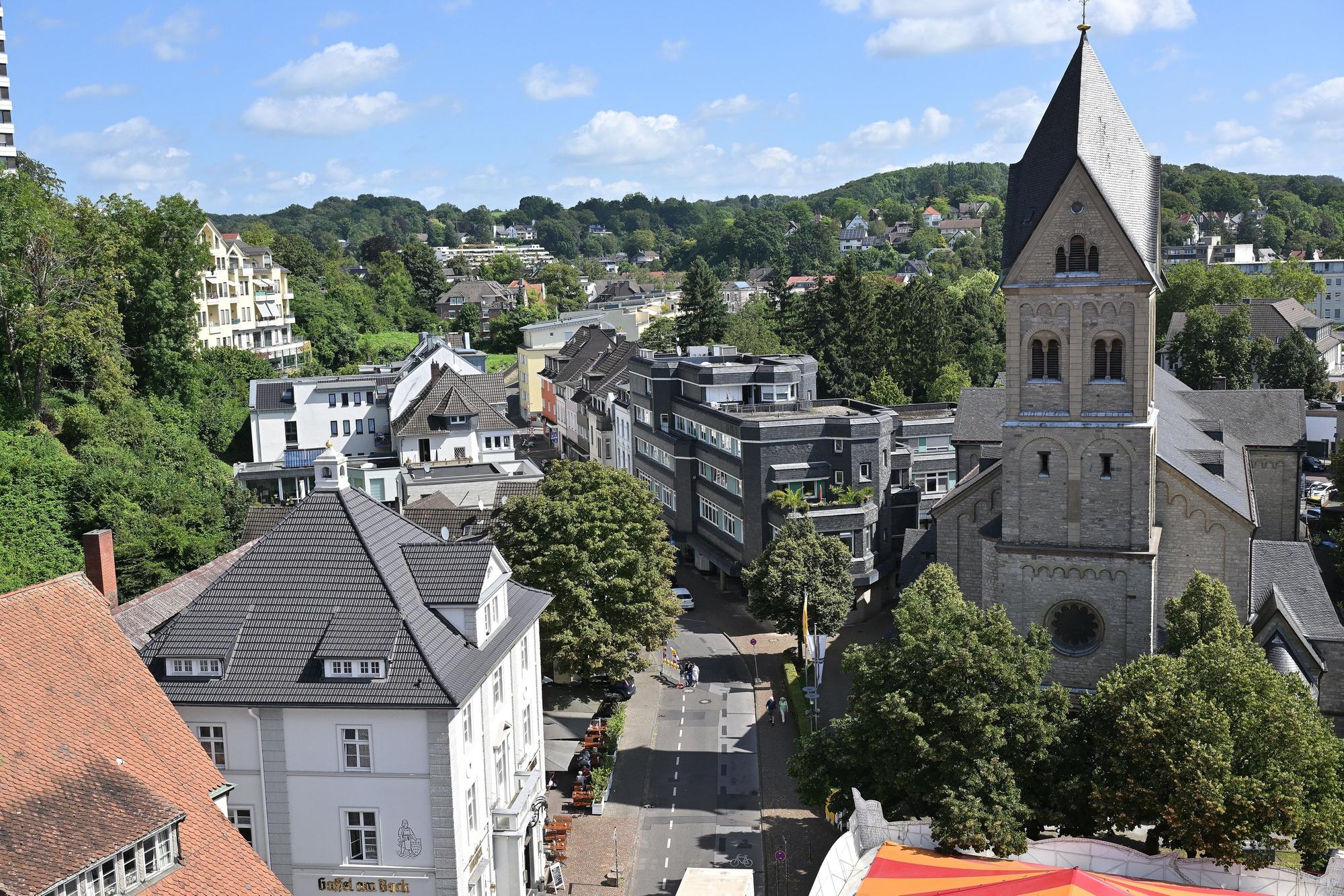 Aus der Vogelperspektive konnten Kirmesbesucher vom Riesenrad aus auf den Konrad-Adenauer-Platz blicken - auf Rathaus, Wirtshaus am Bock und Laurentiuskirche (v. l.).