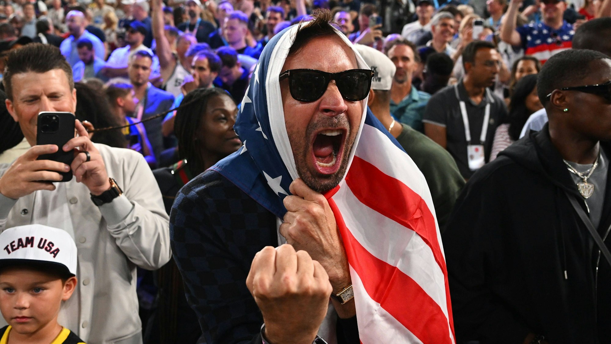 US-Superstar verirrt sich in Bayern Jimmy Fallon lässt seinen Emotionen beim Basketball-Finale der Männer freien Lauf.