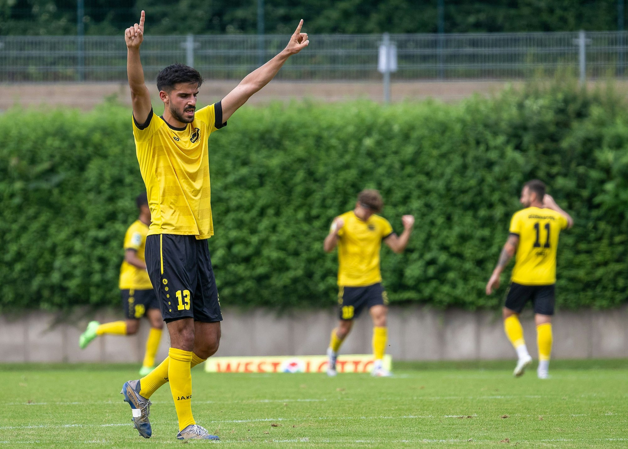 Fußballer Firat Tuncer reckt die Arme in die Höhe