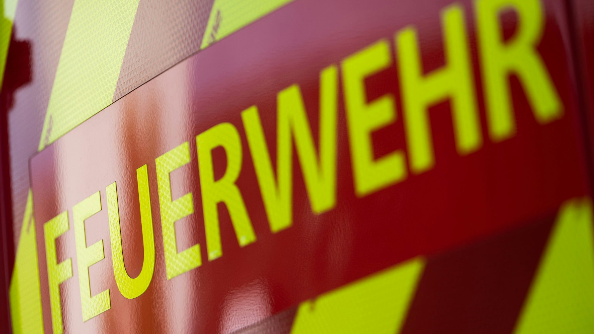Der Schriftzug „Feuerwehr“ ist auf einem Feuerwehrauto zu lesen.