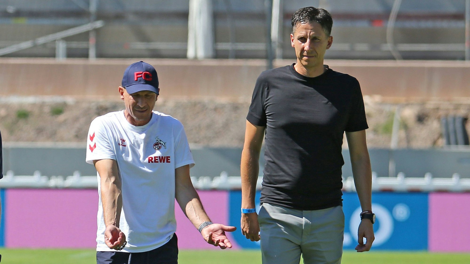 Gerhard Struber und FC-Sportchef Christian Keller haben schon früh in der Saison Gesprächsbedarf.