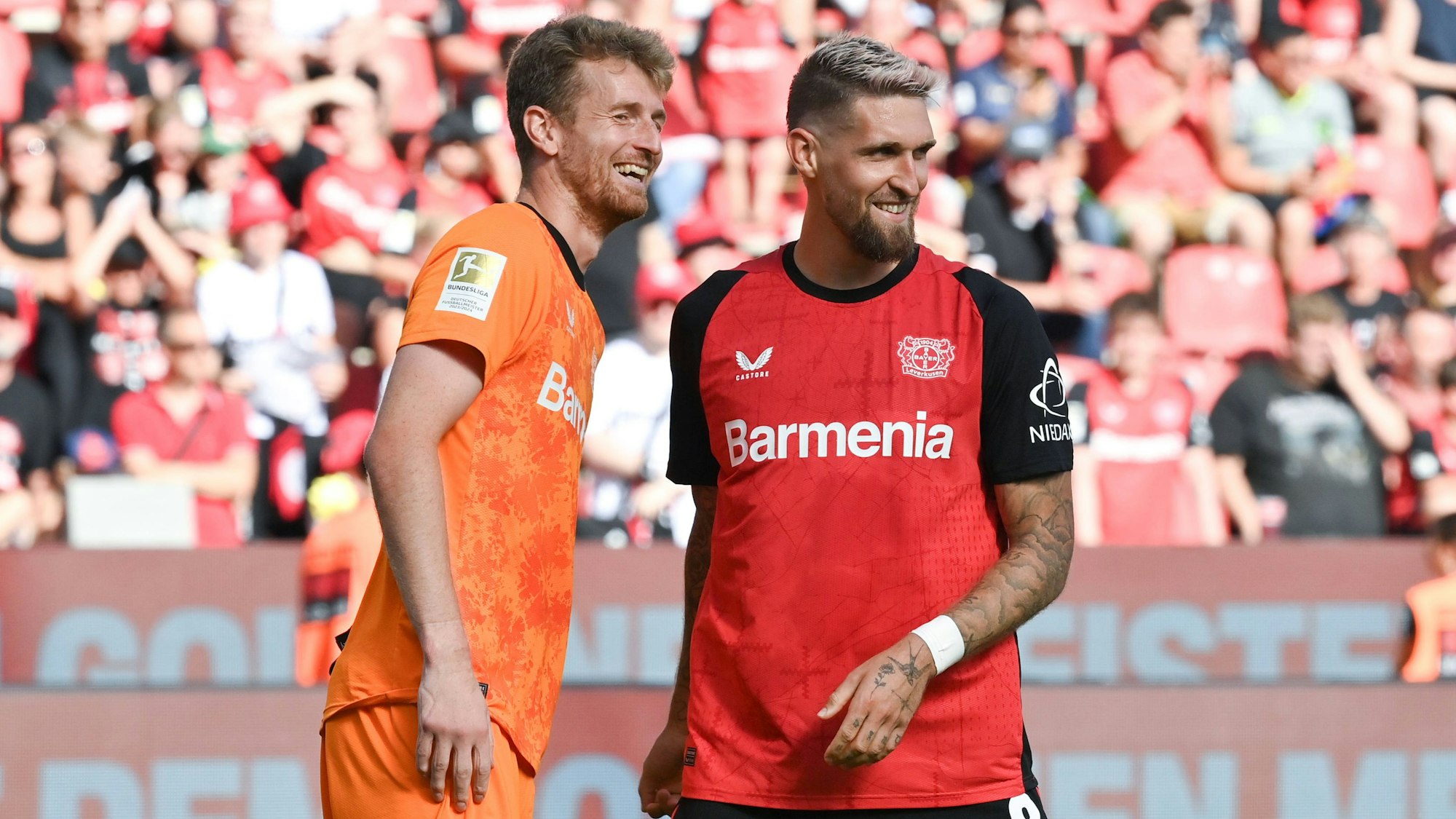 Leverkusens Torwart Lukas Hradecky und Robert Andrich.