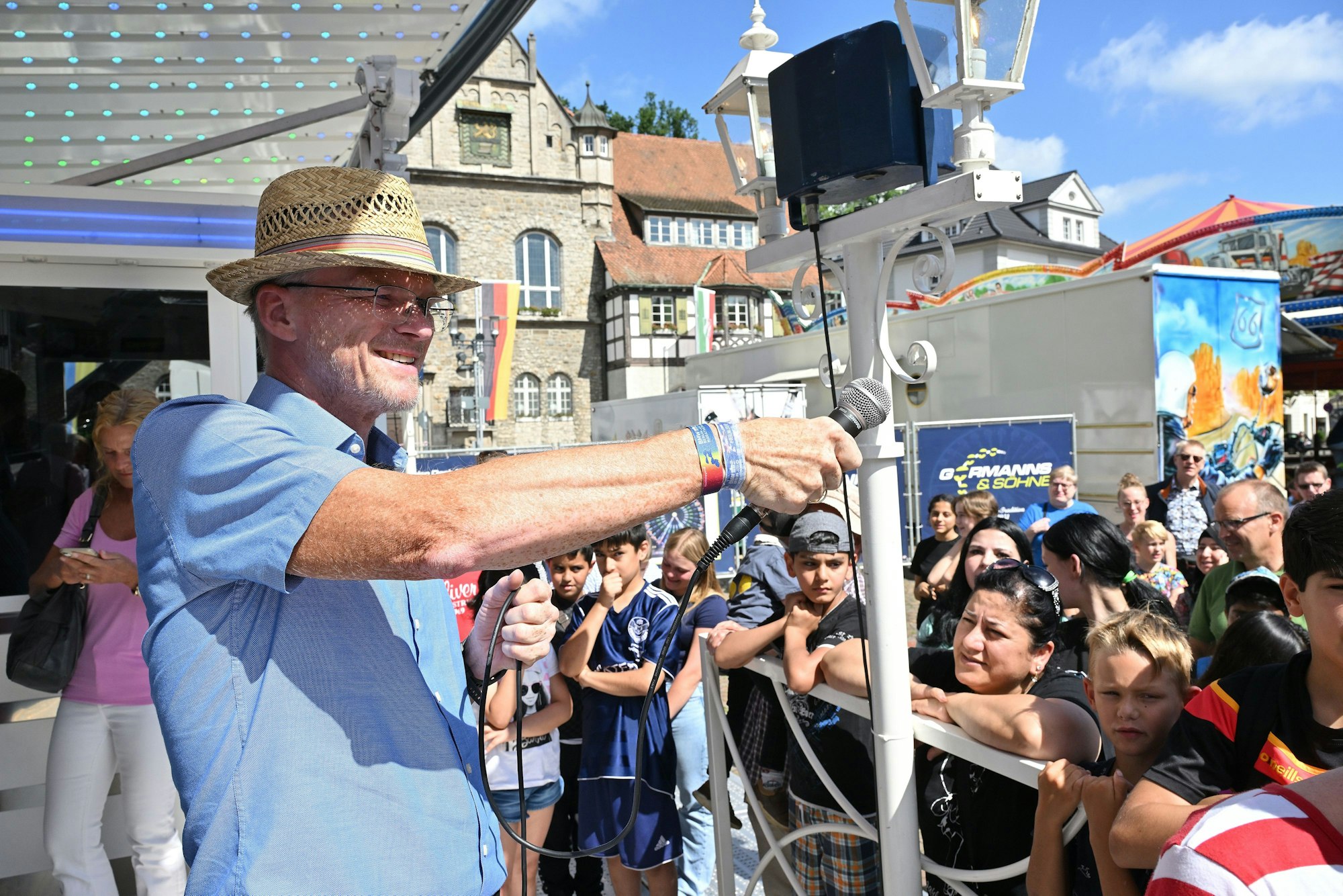 Gladbachs größten Geburtstagschor ließ Bürgermeister Frank Stein zum 72. Geburtstag von Burkhardt Unrau bei der Kirmeseröffnung anstimmen.