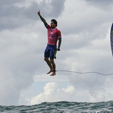 Das Foto von Gabriel Medina mit dem erhobenen Zeigefinger ist eines der spektakulärsten Bilder der Olympischen Spiele von Paris.