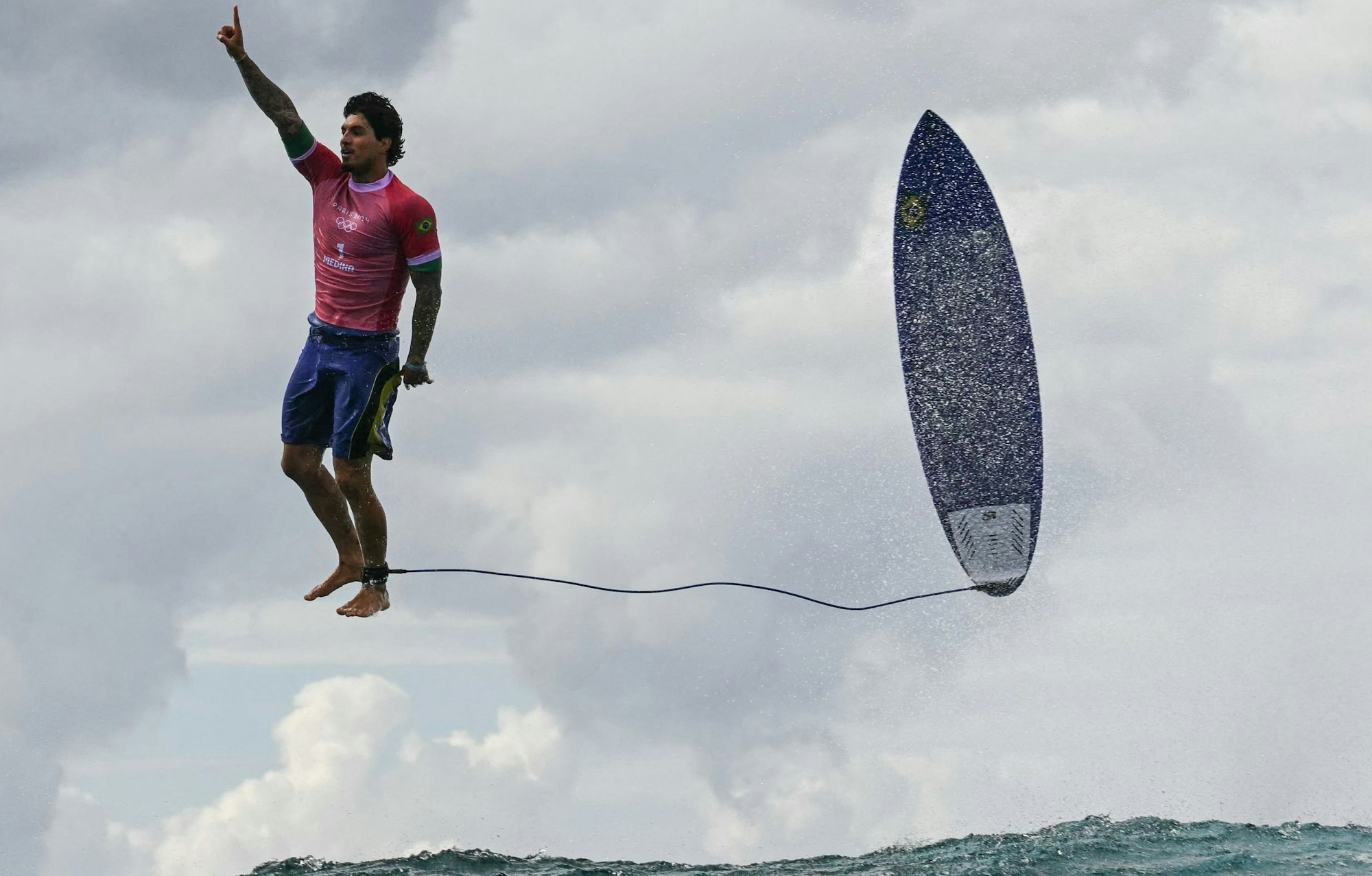 Das Foto von Gabriel Medina mit dem erhobenen Zeigefinger ist eines der spektakulärsten Bilder der Olympischen Spiele von Paris.