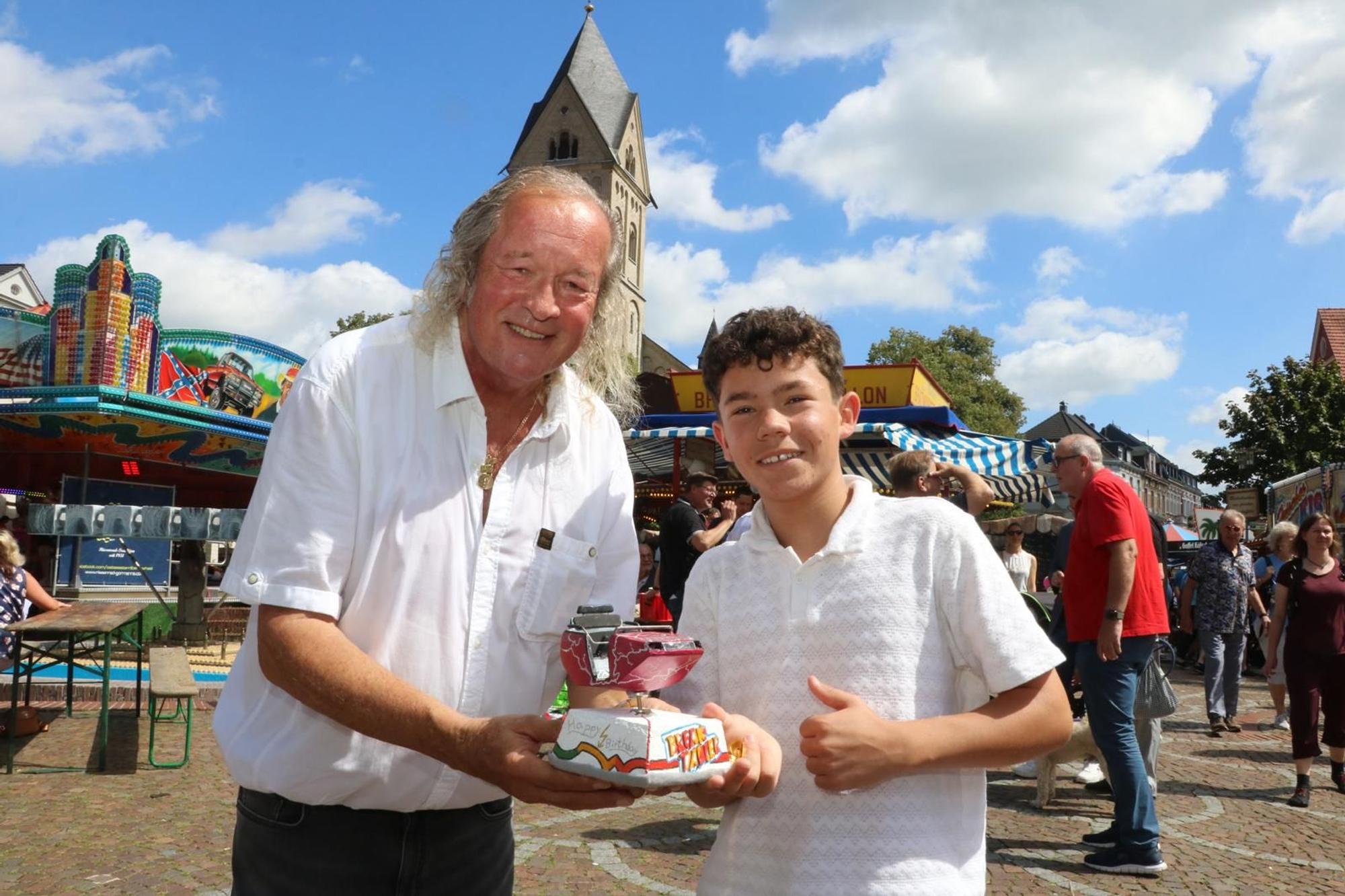 Maximilian Dohm (13) schenkte Burkhardt Unrau zum 72. Geburtstag eine Modell-Gondel.