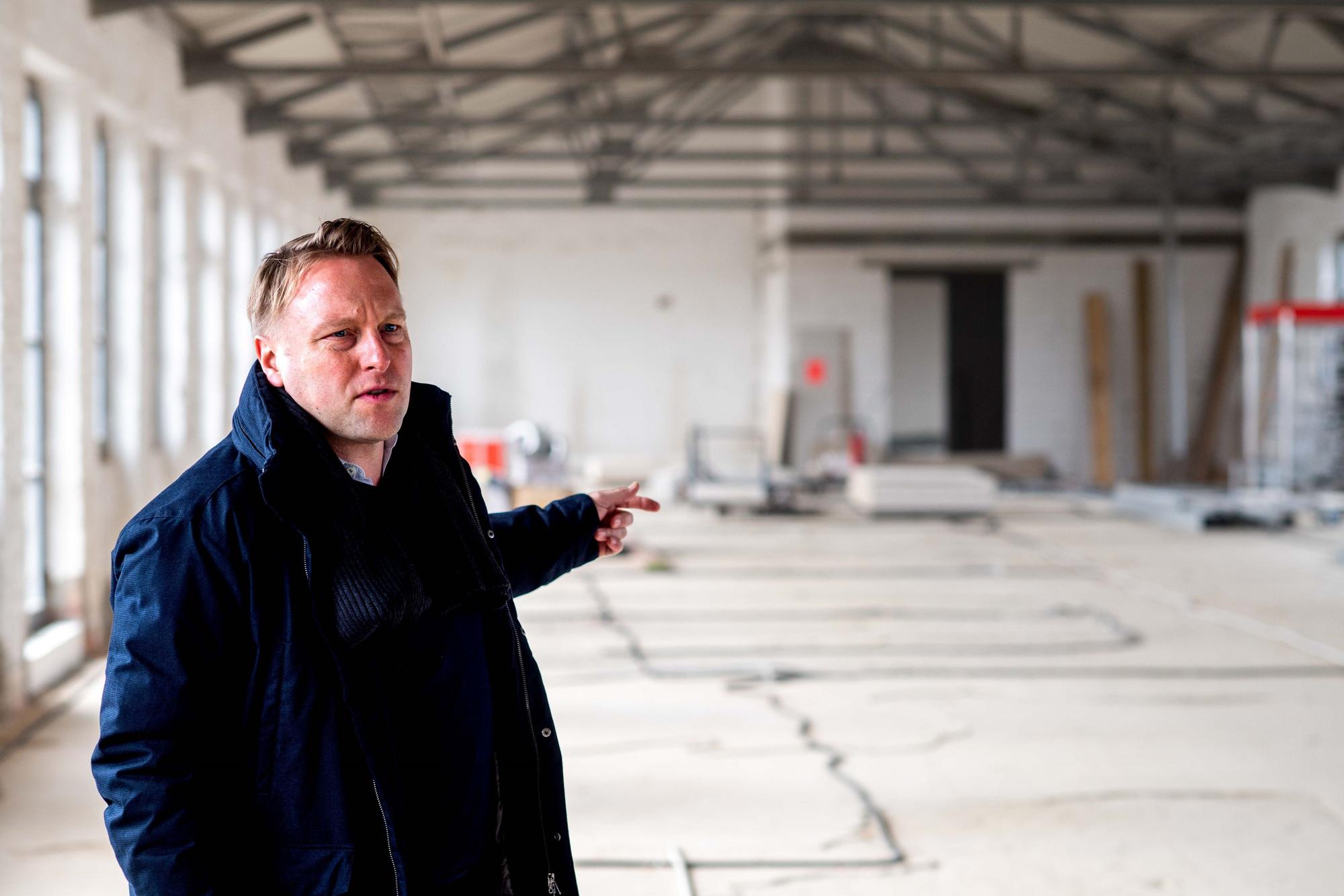 Martin Schommer steht in einer der Hallen der Alten Tuchfabrik.