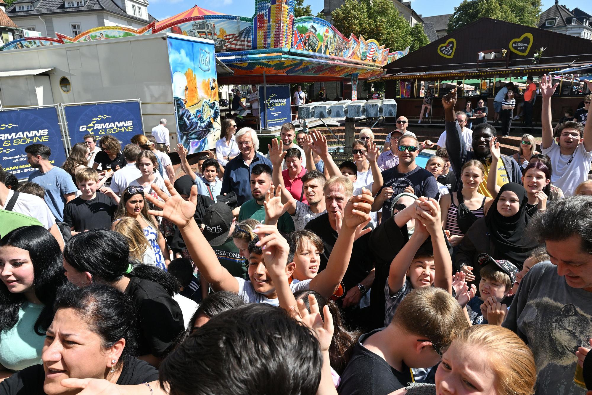 Von oben in die Menge: Vom Podest des Riesenrads regnete es zur Eröffnung der Bergisch Gladbacher Laurentiuskirmes am Samstag Freifahrchips.
