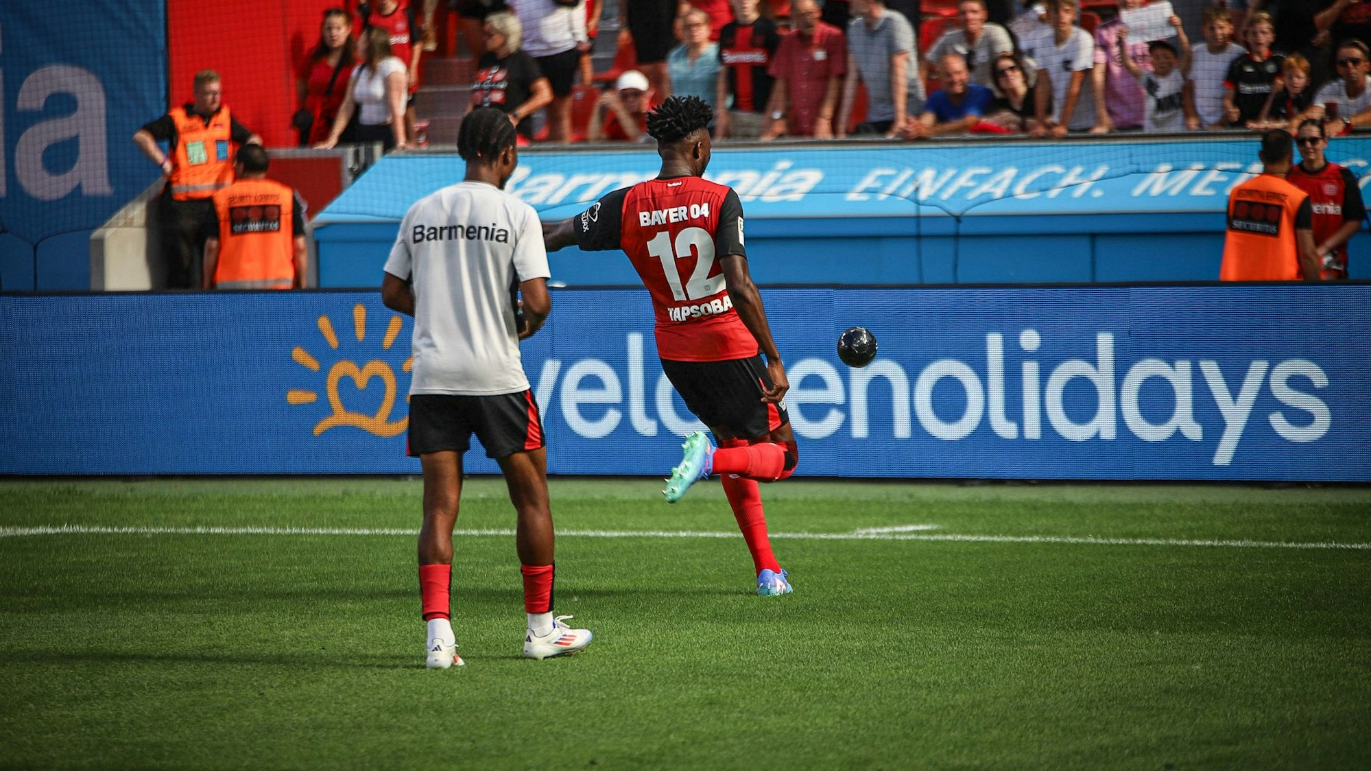 Verteidiger Edmond Tapsoba schießt kleine Bälle in die Menge.