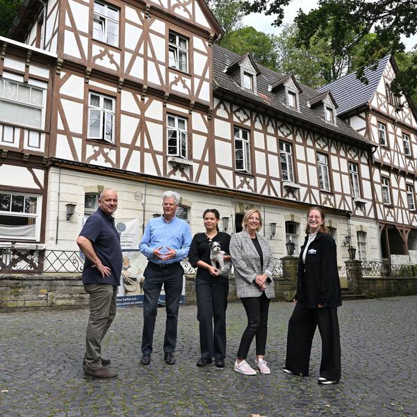 50 000 Euro für die Sanierung des Felsenkellers in Odenthal-Altenberg übergab die Deutsche Stiftung Denkmalschutz an Eigentümer Thomas Kloth (2. v. l.).