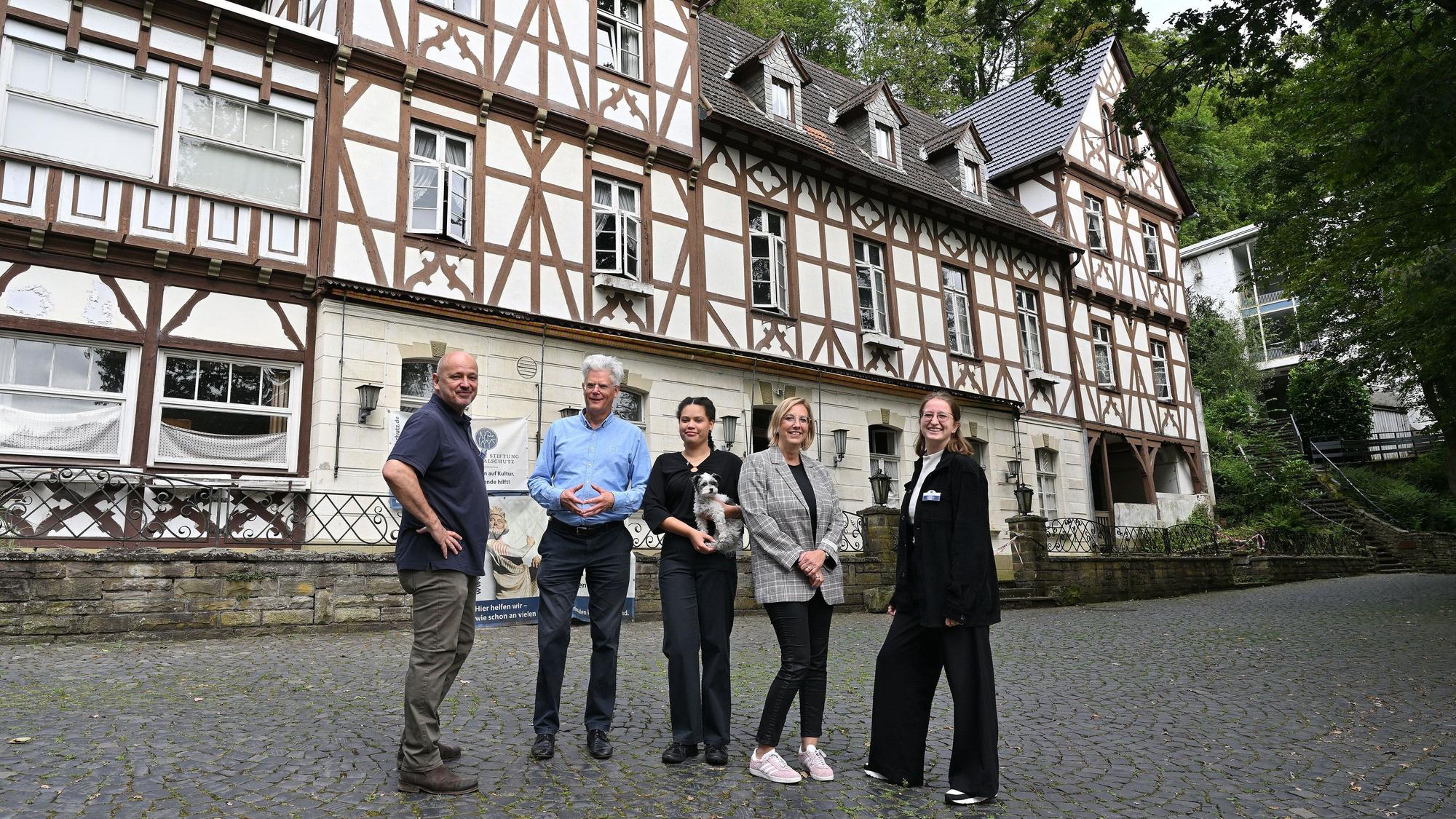 50 000 Euro für die Sanierung des Felsenkellers in Odenthal-Altenberg übergab die Deutsche Stiftung Denkmalschutz an Eigentümer Thomas Kloth (2. v. l.).