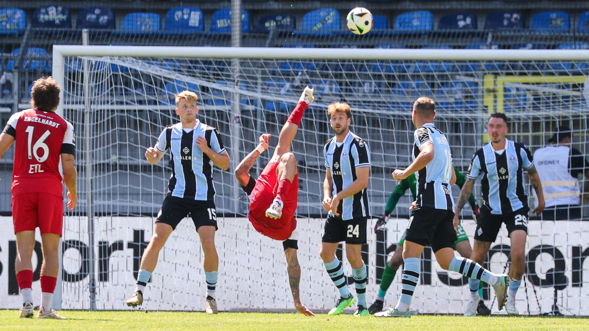 Fussball: 3. Liga, 2. Spieltag, SV Waldhof Mannheim - FC Viktoria Köln am 10.08.2024 in Mannheim Carl-Benz-Stadion, Deutschland, Tor zum 1:1 durch Fallrückzieher von Lex Tyger Lobinger FC Viktoria Köln, 09 Mannheim Carl-Benz-Stadion Deutschland *** Soccer 3 Liga, Matchday 2, SV Waldhof Mannheim FC Viktoria Köln on 10 08 2024 at Mannheim Carl Benz Stadion , Germany, Goal for 1 1 by drop kick from Lex Tyger Lobinger FC Viktoria Köln, 09 Mannheim Carl Benz Stadion Germany Copyright: xFranzxReindelx