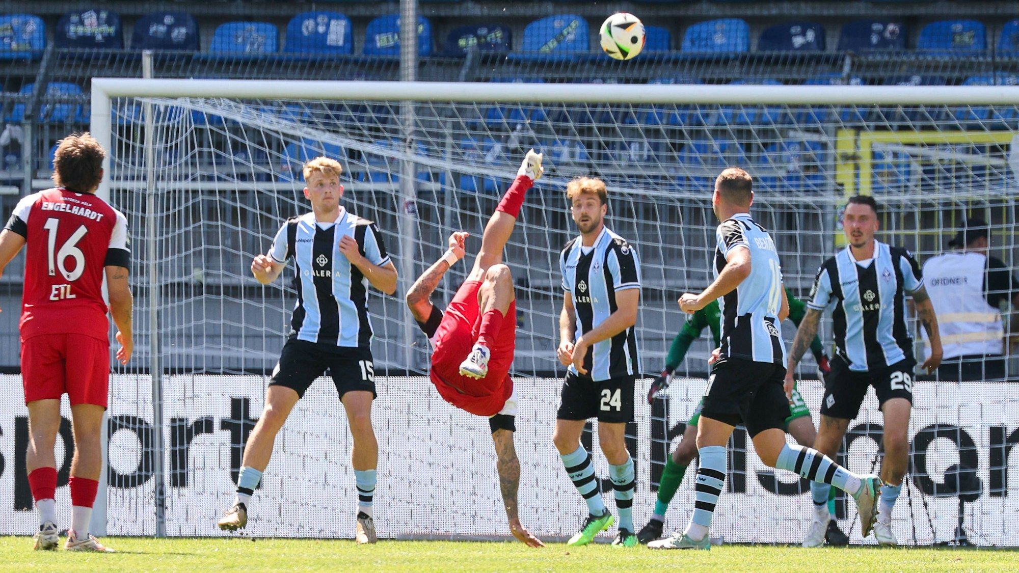 Fussball: 3. Liga, 2. Spieltag, SV Waldhof Mannheim - FC Viktoria Köln am 10.08.2024 in Mannheim Carl-Benz-Stadion, Deutschland, Tor zum 1:1 durch Fallrückzieher von Lex Tyger Lobinger FC Viktoria Köln, 09 Mannheim Carl-Benz-Stadion Deutschland *** Soccer 3 Liga, Matchday 2, SV Waldhof Mannheim FC Viktoria Köln on 10 08 2024 at Mannheim Carl Benz Stadion , Germany, Goal for 1 1 by drop kick from Lex Tyger Lobinger FC Viktoria Köln, 09 Mannheim Carl Benz Stadion Germany Copyright: xFranzxReindelx