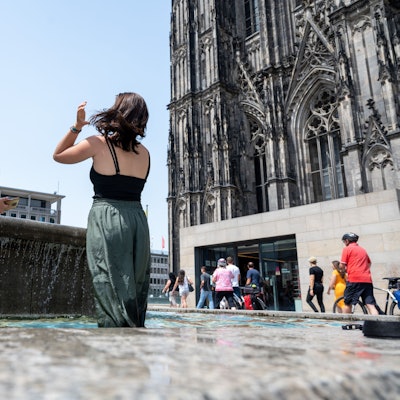 18.06.2022, Köln: Brunnen am Dom. Am bisher heißesten Tag des Jahres suchen die Menschen Abkühlung am Wasser. Foto: Uwe Weiser