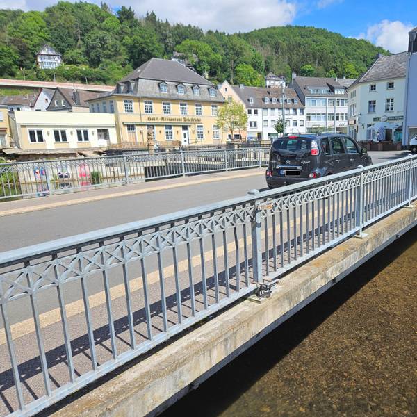 Blick von der Seite auf die Brücke in der Dreiborner Straße in Gemünd