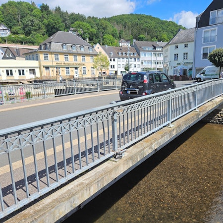 Blick von der Seite auf die Brücke in der Dreiborner Straße in Gemünd