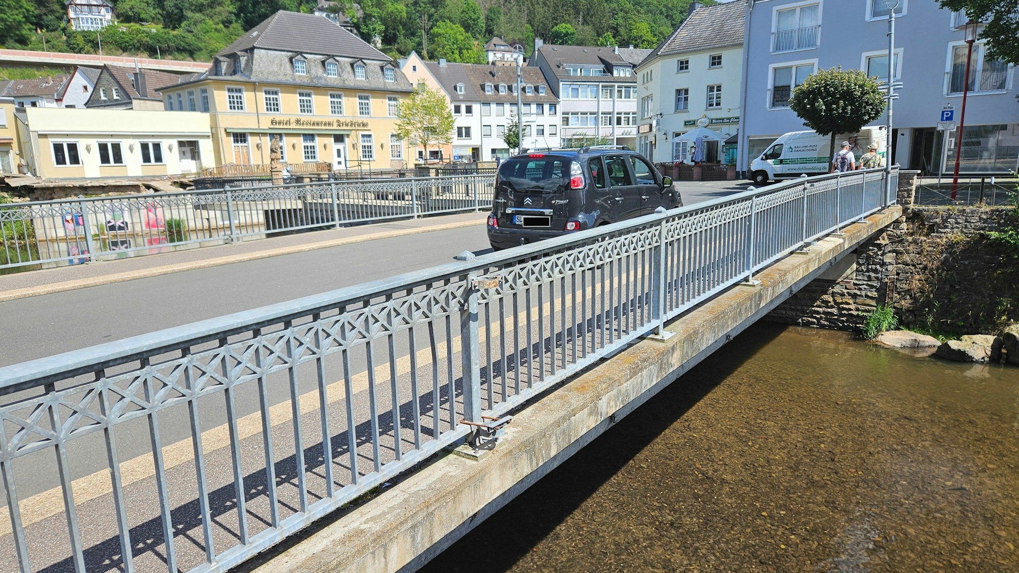 Blick von der Seite auf die Brücke in der Dreiborner Straße in Gemünd