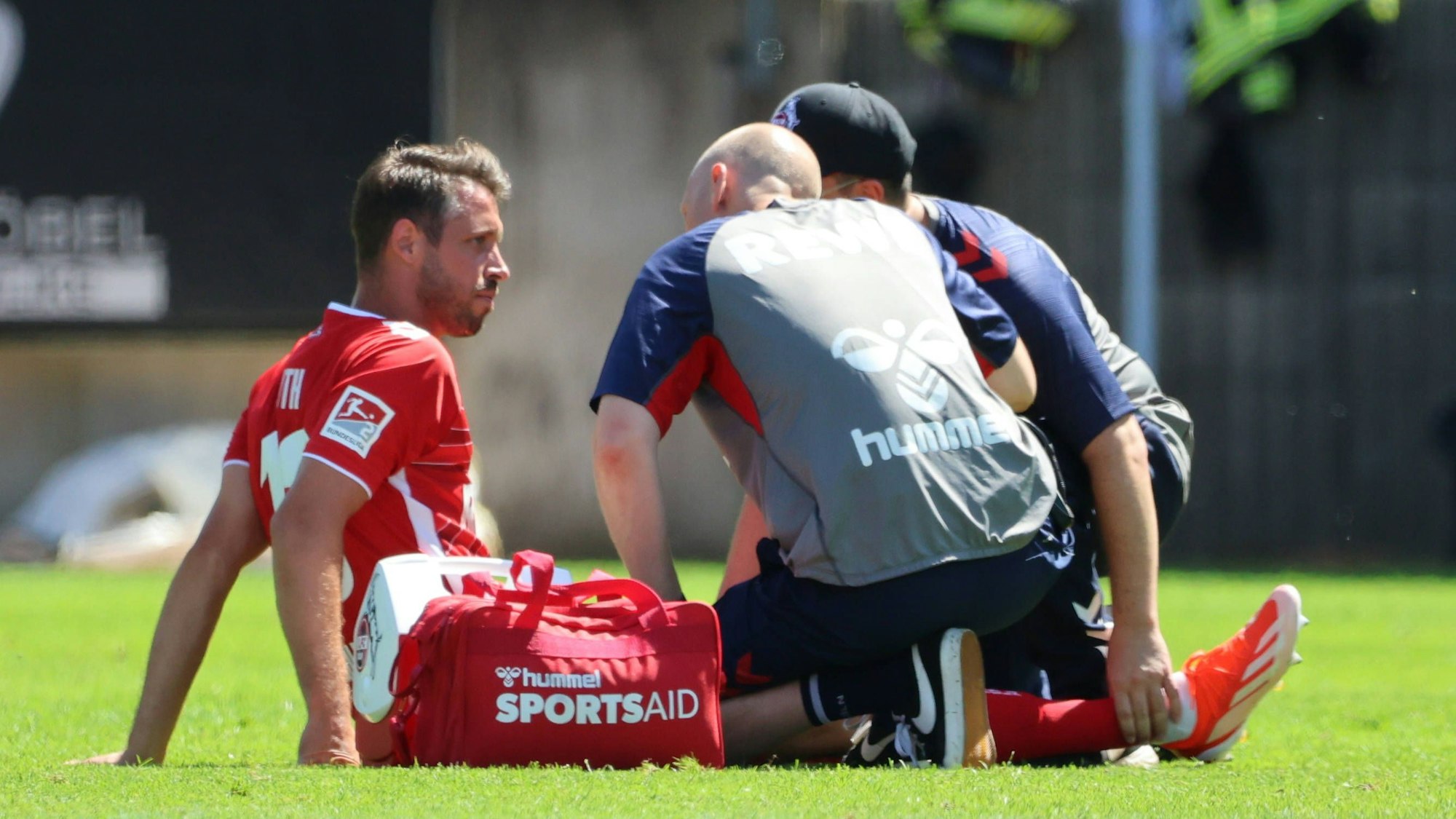 Nur wenige Minuten nach seiner Einwechslung setzte sich Mark Uth verletzt auf den Platz – und verließ kurz darauf das Spiel.