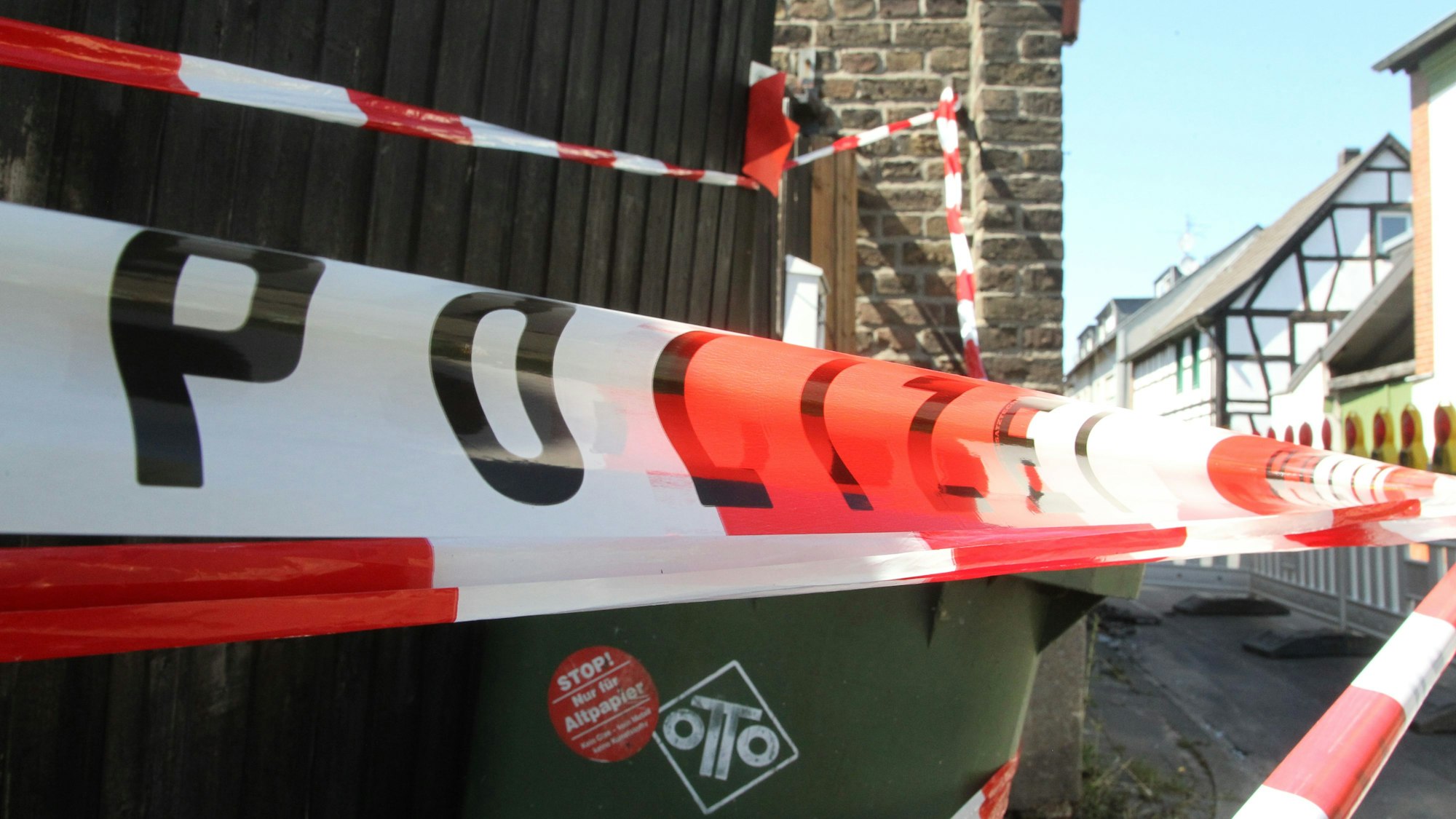 Am Tag nach dem Feuer ist das Haus versiegelt und mit Flatterband abgeriegelt. Polizei und Staatsanwaltschaft ermitteln.