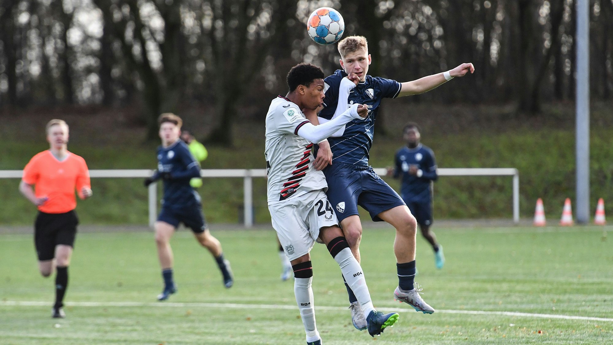 Mika Preßler, VfL Bochum (in Blau) spielt am Freitag, 08. Dezember 2023 gegen Nebe Sirak Domnic, Bayer 04 Leverkusen (in Weiß) in der U17 Bundesliga West im NLZ des VfL Bochum in Bochum. Foto: Vladimir Wegener / FUNKE Foto Services