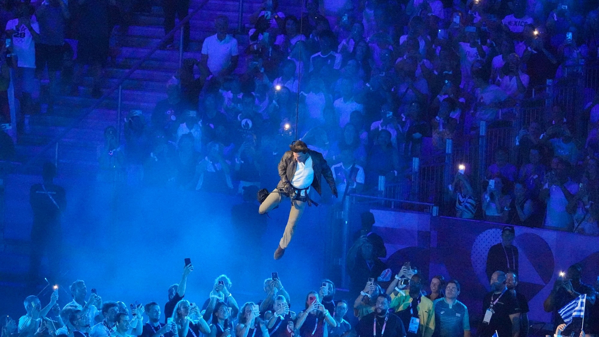 Tom Cruise lässt sich abseilen.