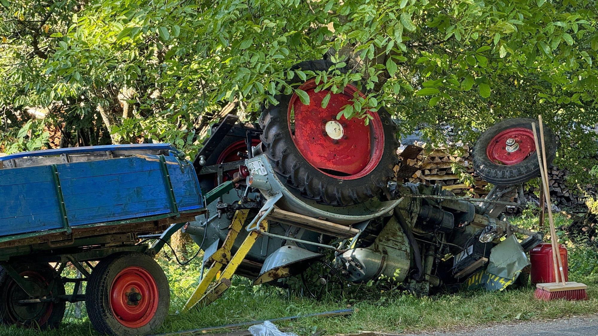 Ein umgestürzter Traktor liegt in der Böschung.