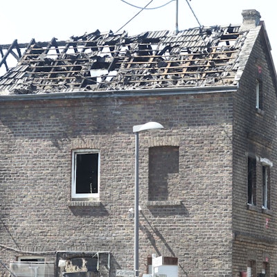 Das Backsteinhaus in der Siegstraße in Troisdorf-Bergheim am Sonntag: Der Dachstuhl ist völlig ausgebrannt.