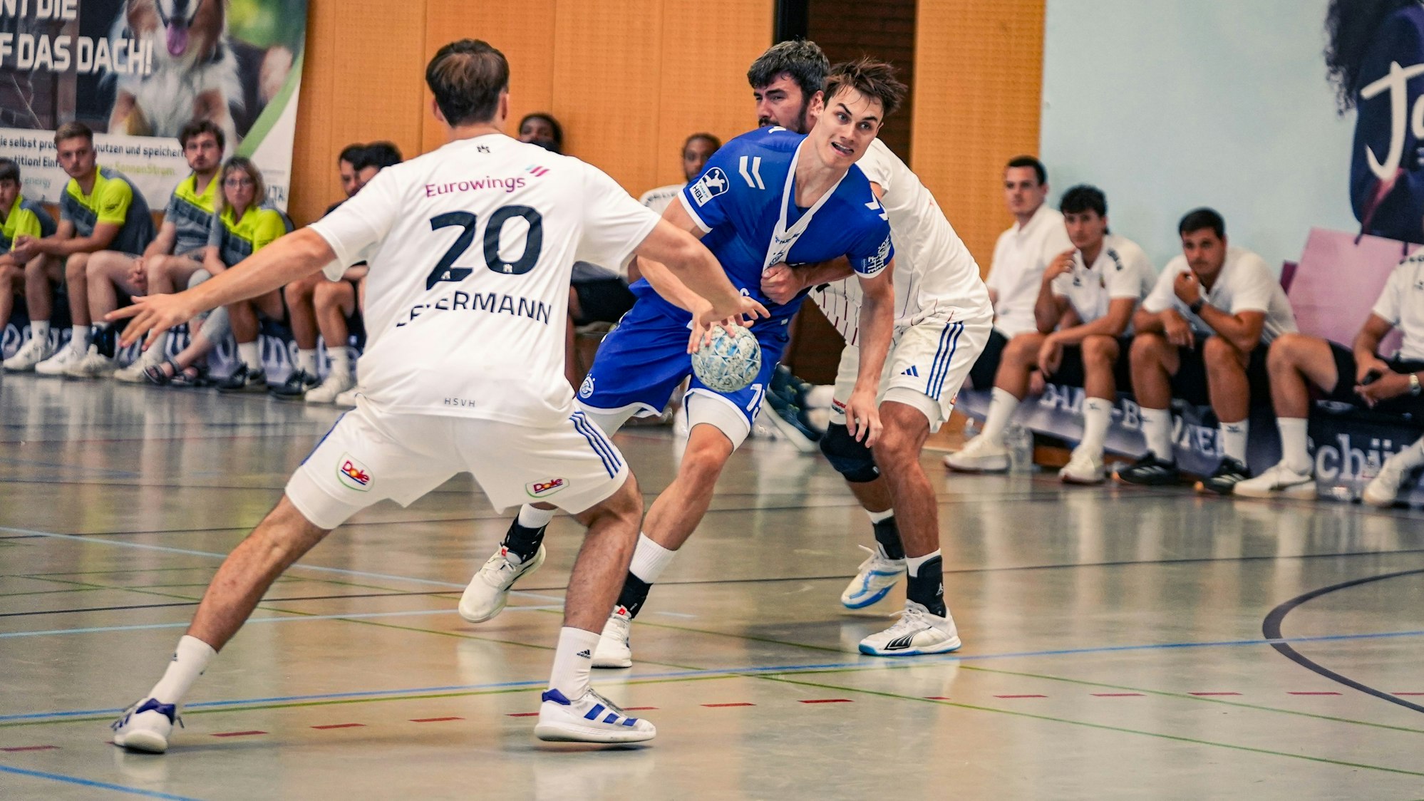 Miro Schluroff versucht sich mit dem Ball in der Hand gegen zwei Hamburger Abwehrspieler durchzusetzen.