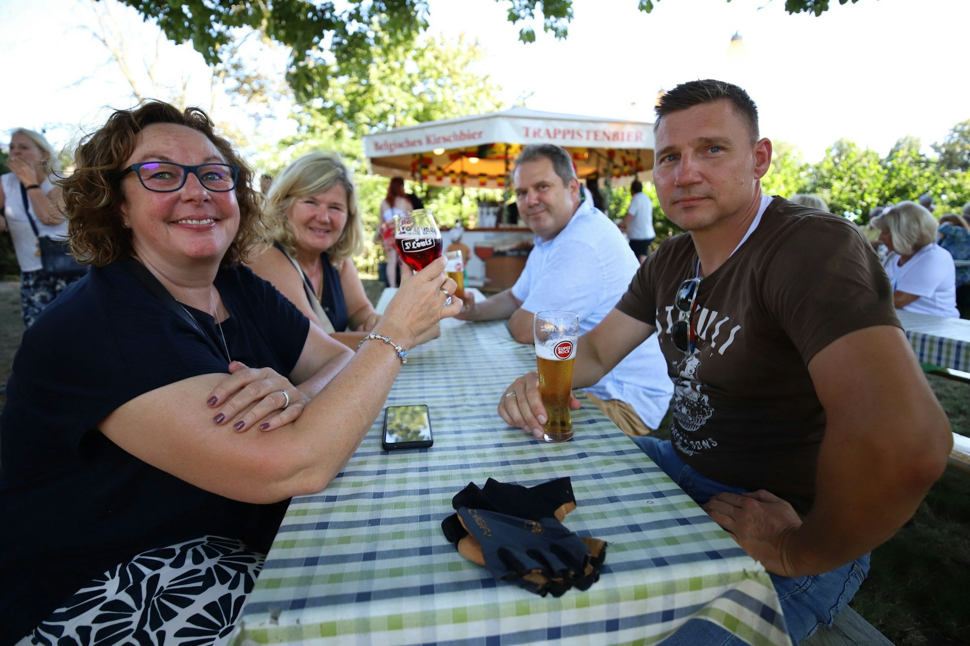 Nicole, Andrea, Ralf und Matthias warten ganz gespannt auf die „Bläck Fööss“.