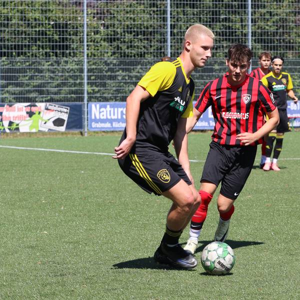 Erftstadts Jan-Philipp Schmitz behauptet den Ball gegen einen herannahenden Gegenspieler.