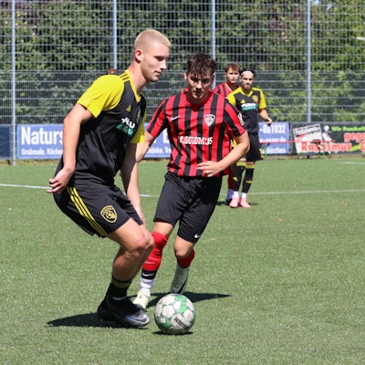 Erftstadts Jan-Philipp Schmitz behauptet den Ball gegen einen herannahenden Gegenspieler.