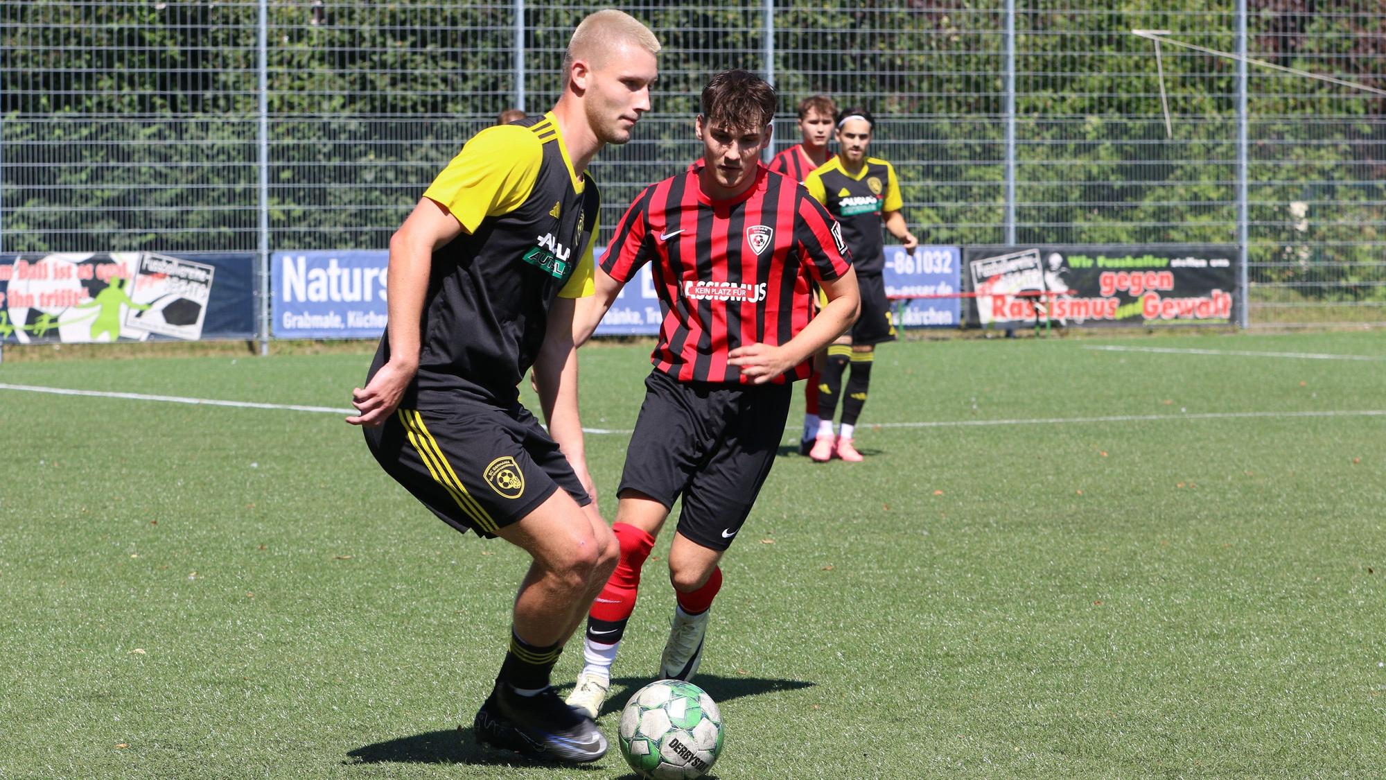 Erftstadts Jan-Philipp Schmitz behauptet den Ball gegen einen herannahenden Gegenspieler.